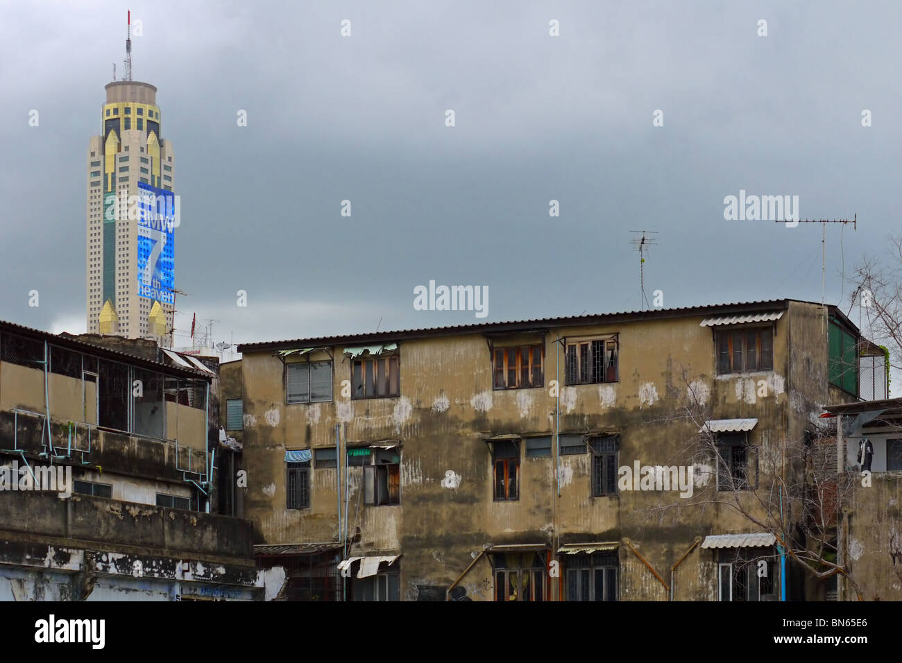 Baiyoke Sky Hotel Turm mit BMW 7 Werbung mit Slum Häuser im Vordergrund in Bangkok, Thailand Stockfoto