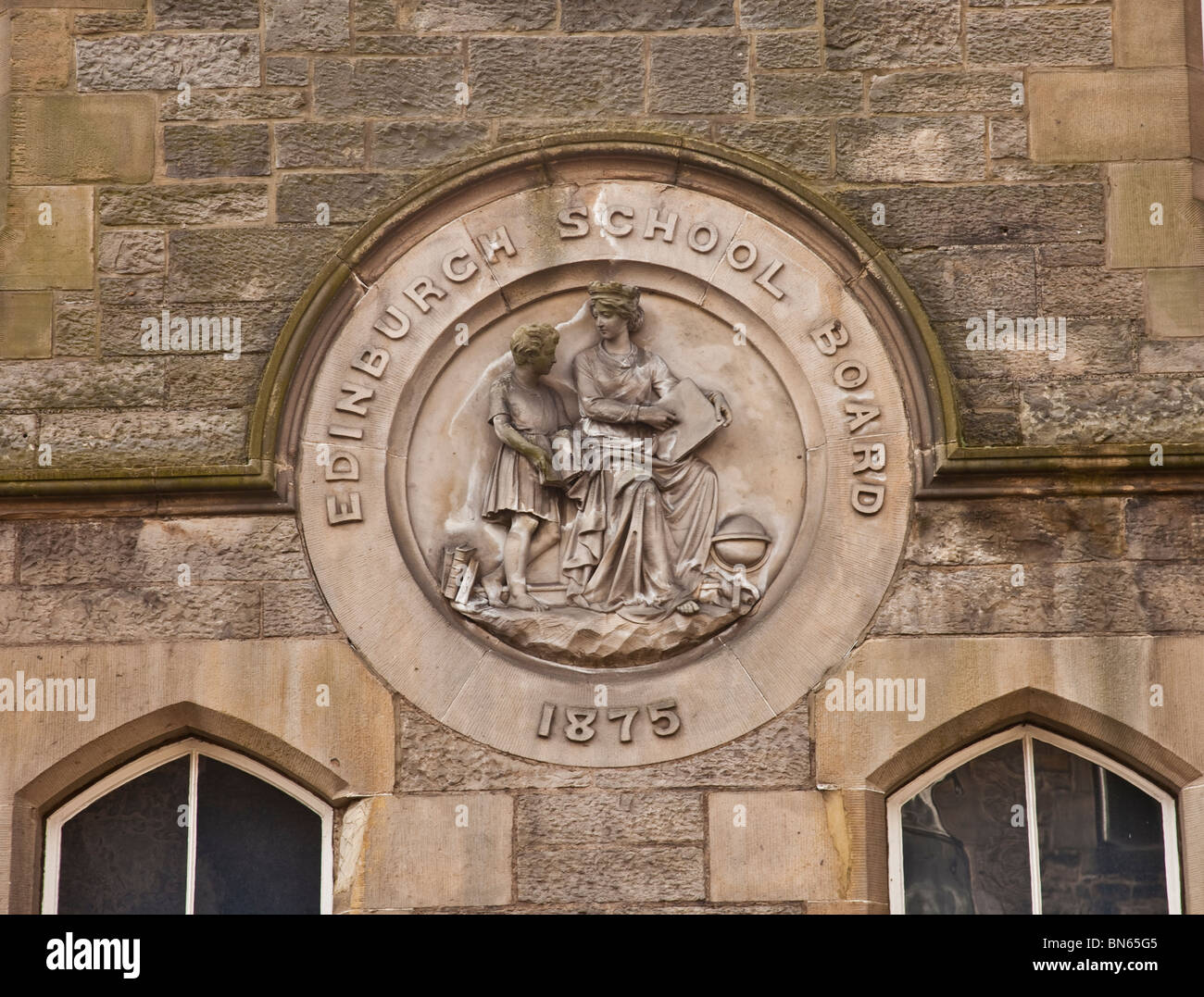 Gedenktafel von Edinburgh School Board an der Wand eine alte Grundschule, jetzt ein privates Wohnhaus in Dean Village Edinburgh. Stockfoto