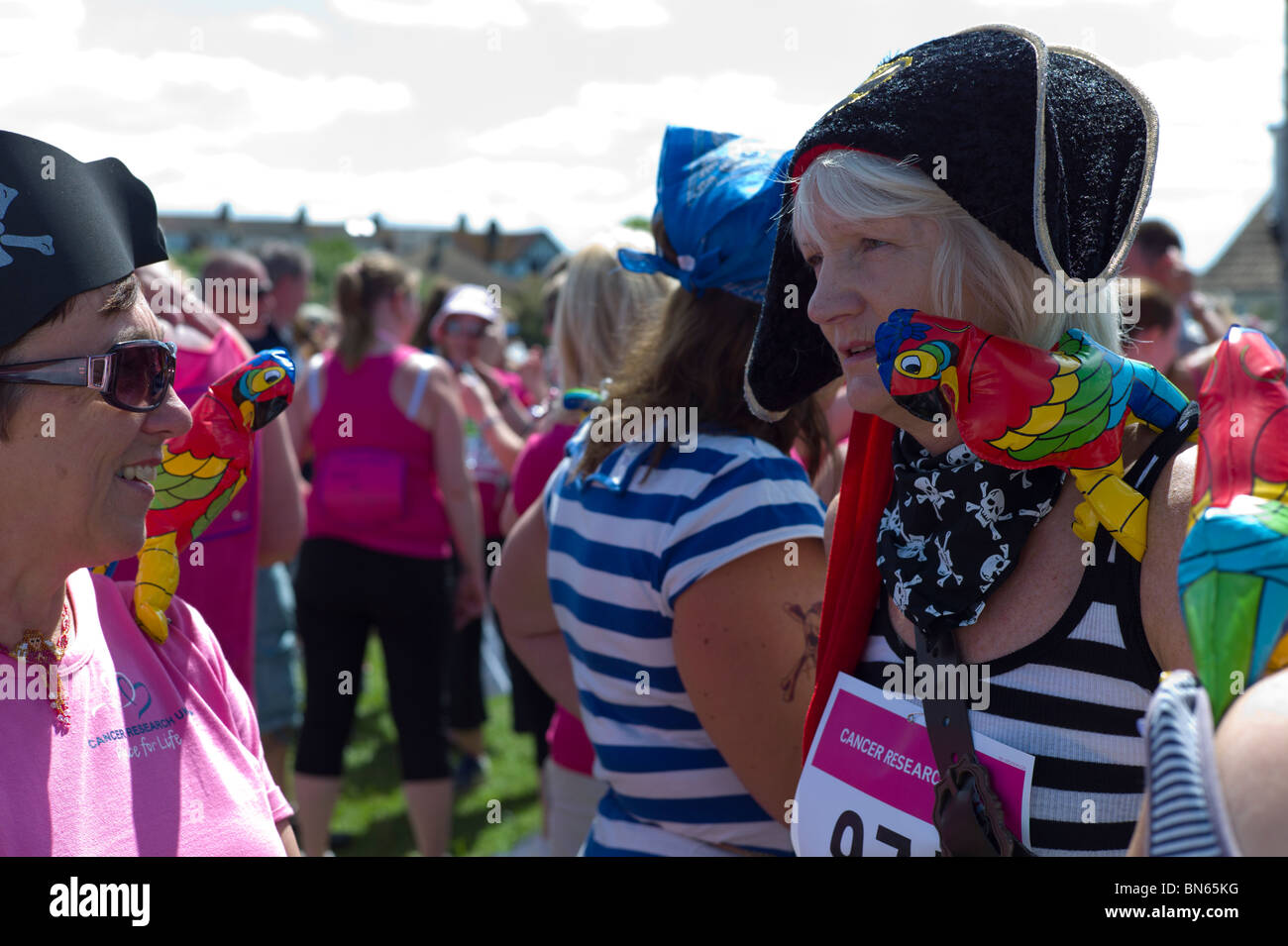 Frauen, die Teilnahme an dem Rennen für das Leben. Ein Krebs-Charity-Event, bestehend aus einem 5 k Rennen nur für Frauen Stockfoto