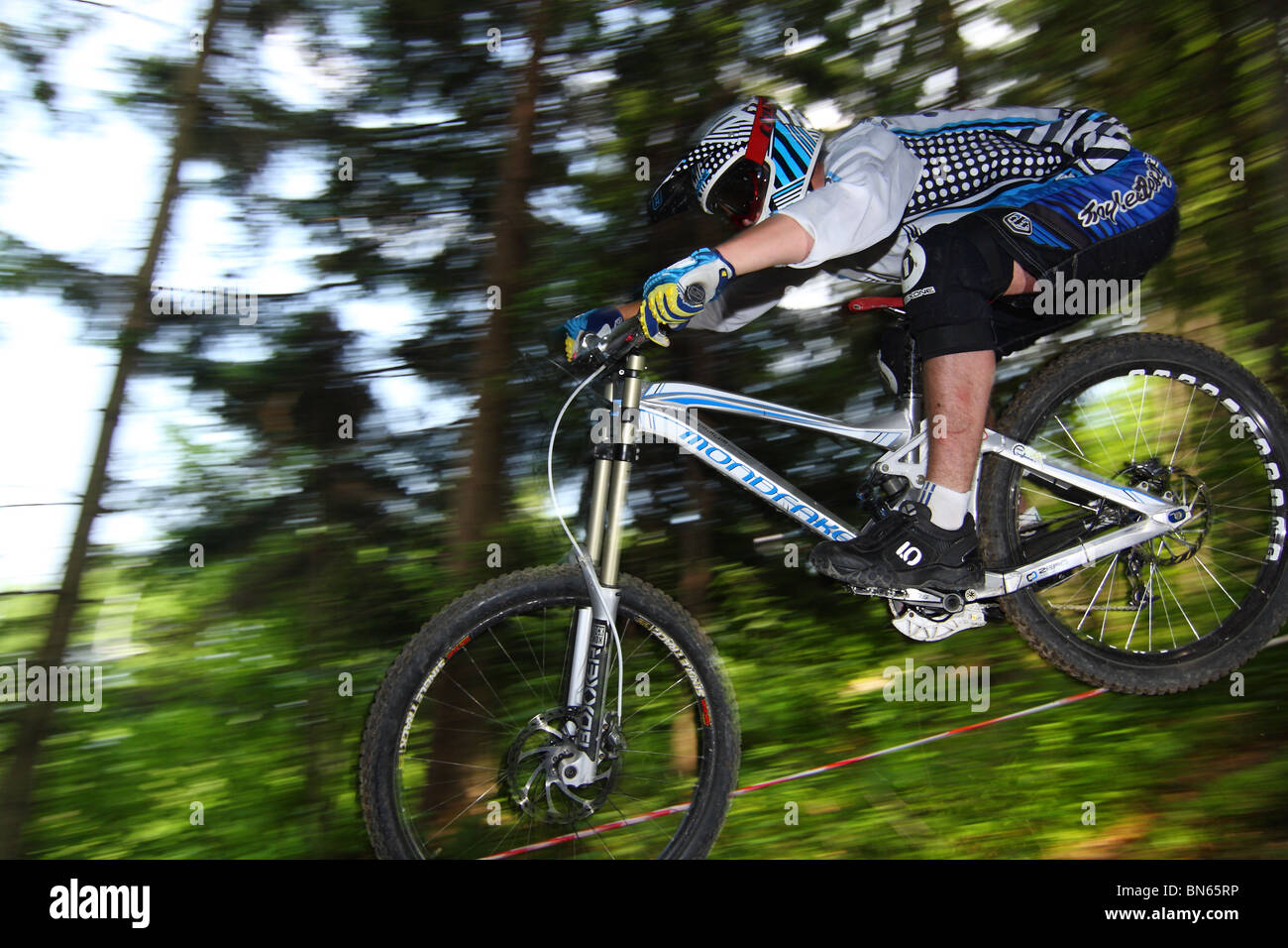 Mountainbiker im Downhill Mtb-Rennen in Szczyrk, Beskiden, Polen. Stockfoto