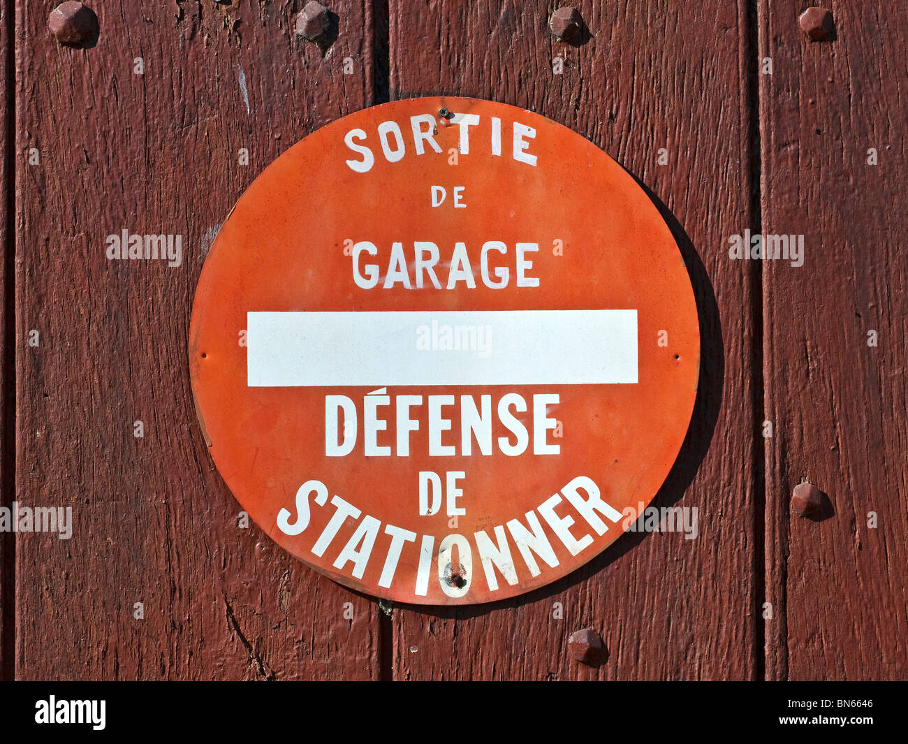 Garagentore mit Französisch No Waiting Schild - Frankreich. Stockfoto