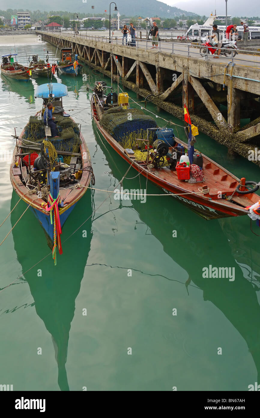 Longtail-Angelboote/Fischerboote vor Anker in der Nähe der Anlegestelle auf der Insel Koh Samui, Thailand Stockfoto