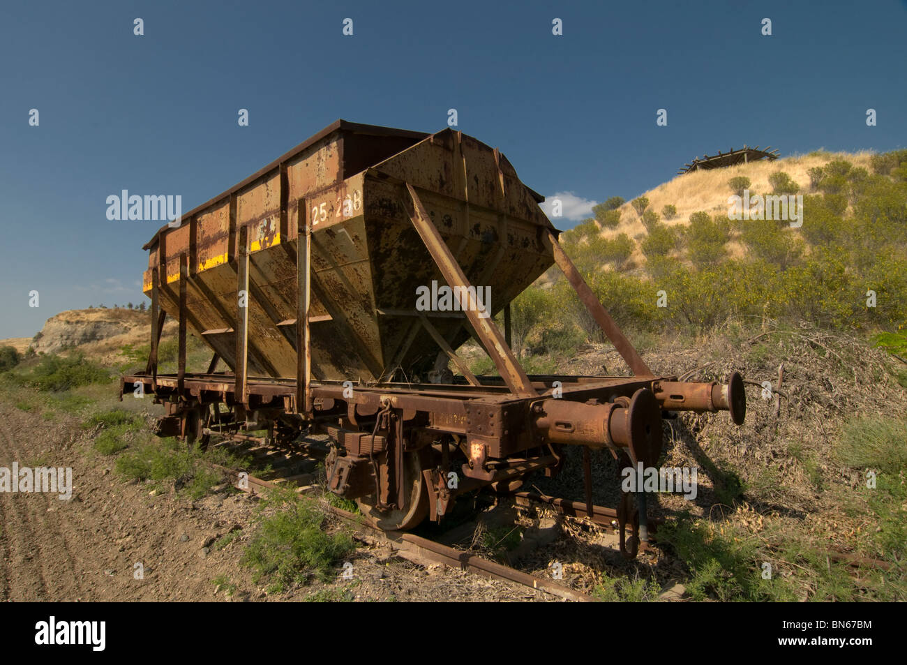 Ein verrosteter, verlassener Kohlebehälterwagen der Hejaz-Eisenbahn auf der Insel des Friedens in Naharayim oder Al-Baqoura im Jordantal Stockfoto
