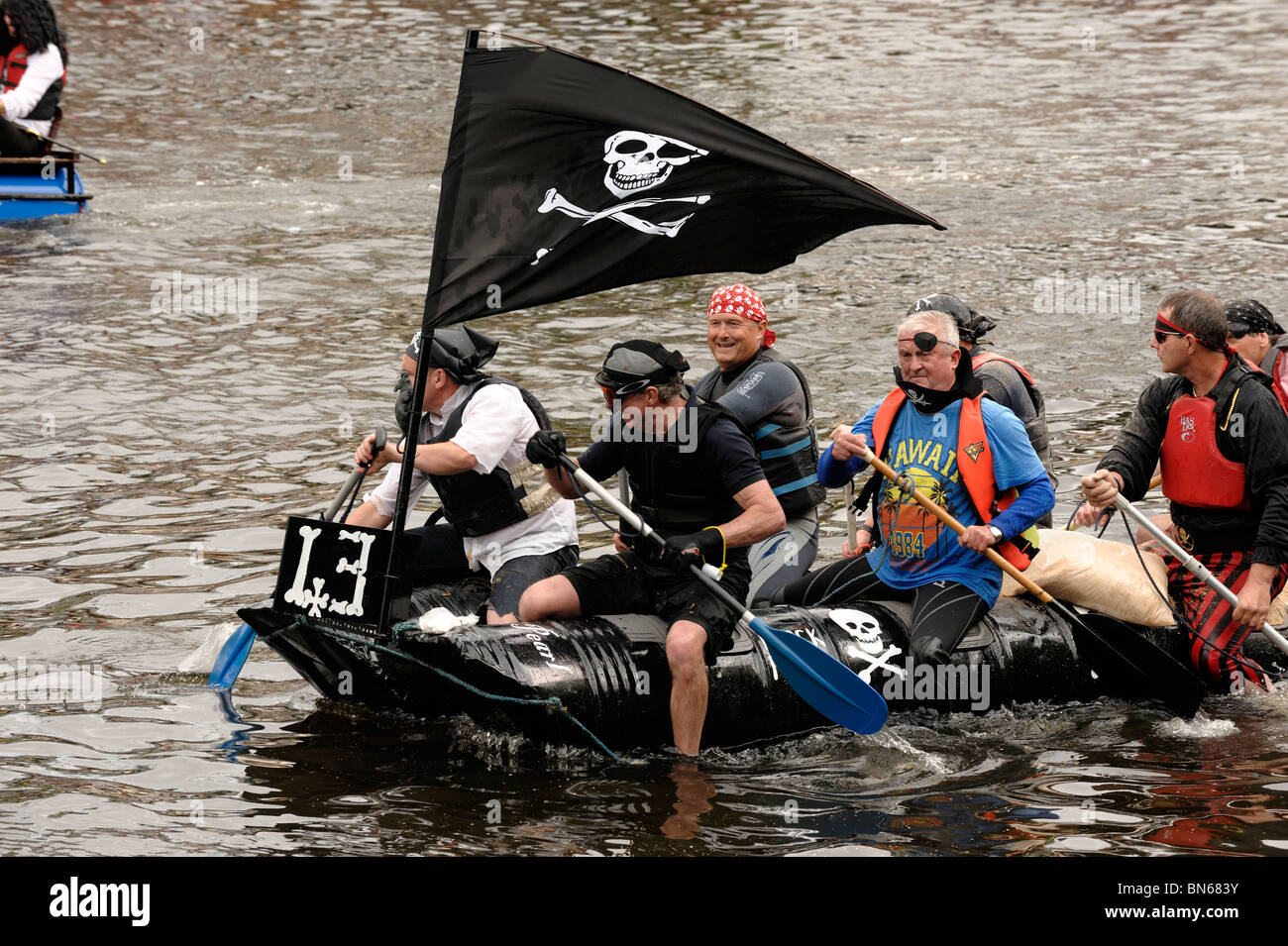 Die jährliche Chester Floß-Rennen auf dem Fluss Dee Stockfoto
