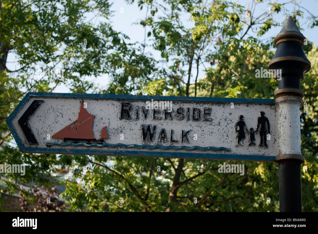 Riverside Walk Seufzer (Thames Path, London) Stockfoto