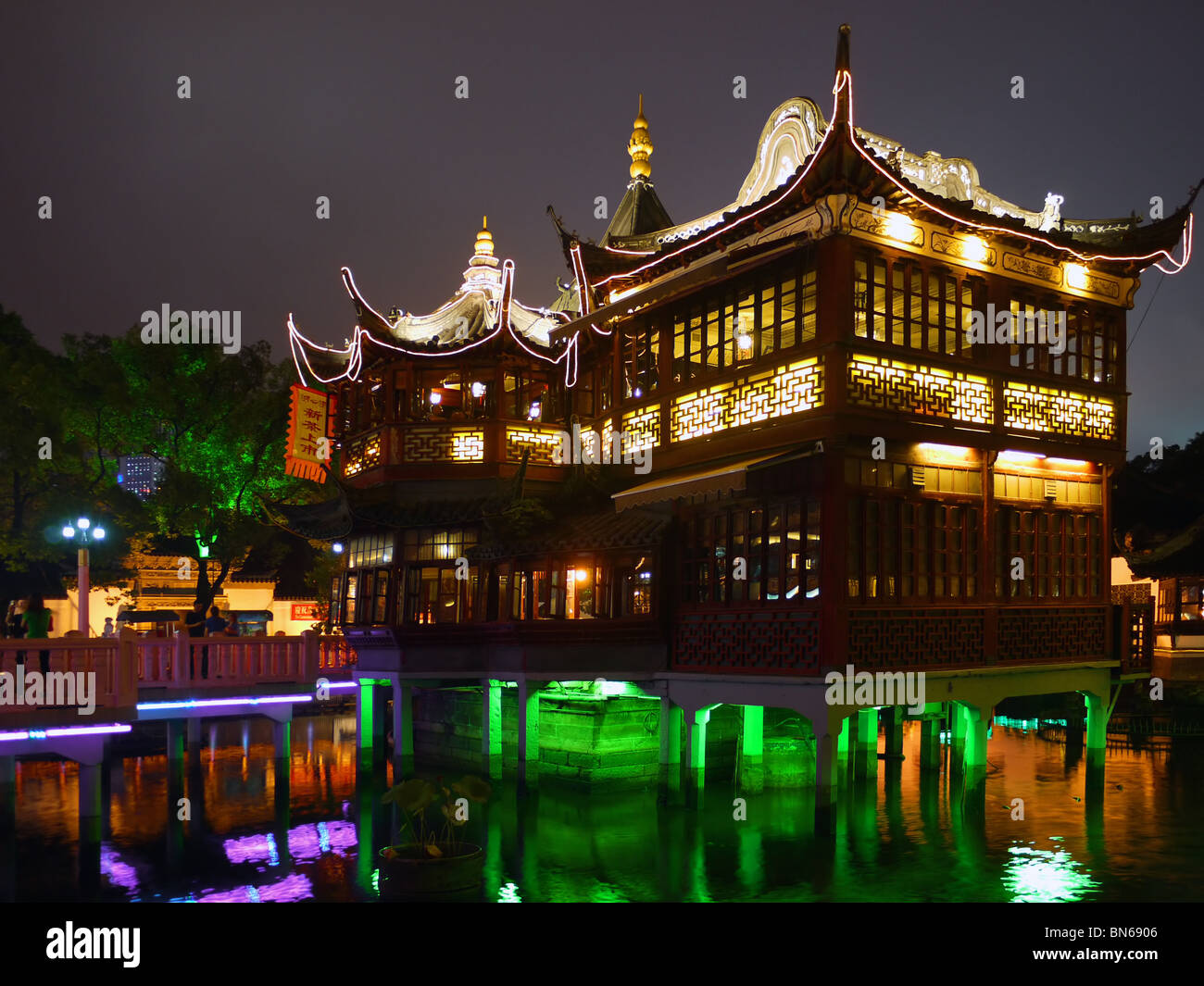 Huxinting-Teehaus im Yu-Garten in der Nacht, Shanghai, China Stockfoto