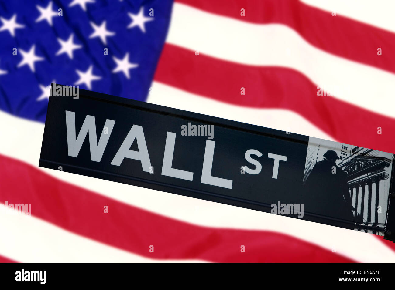 Wall Street unterzeichnen vor der USA-Flagge Stockfoto