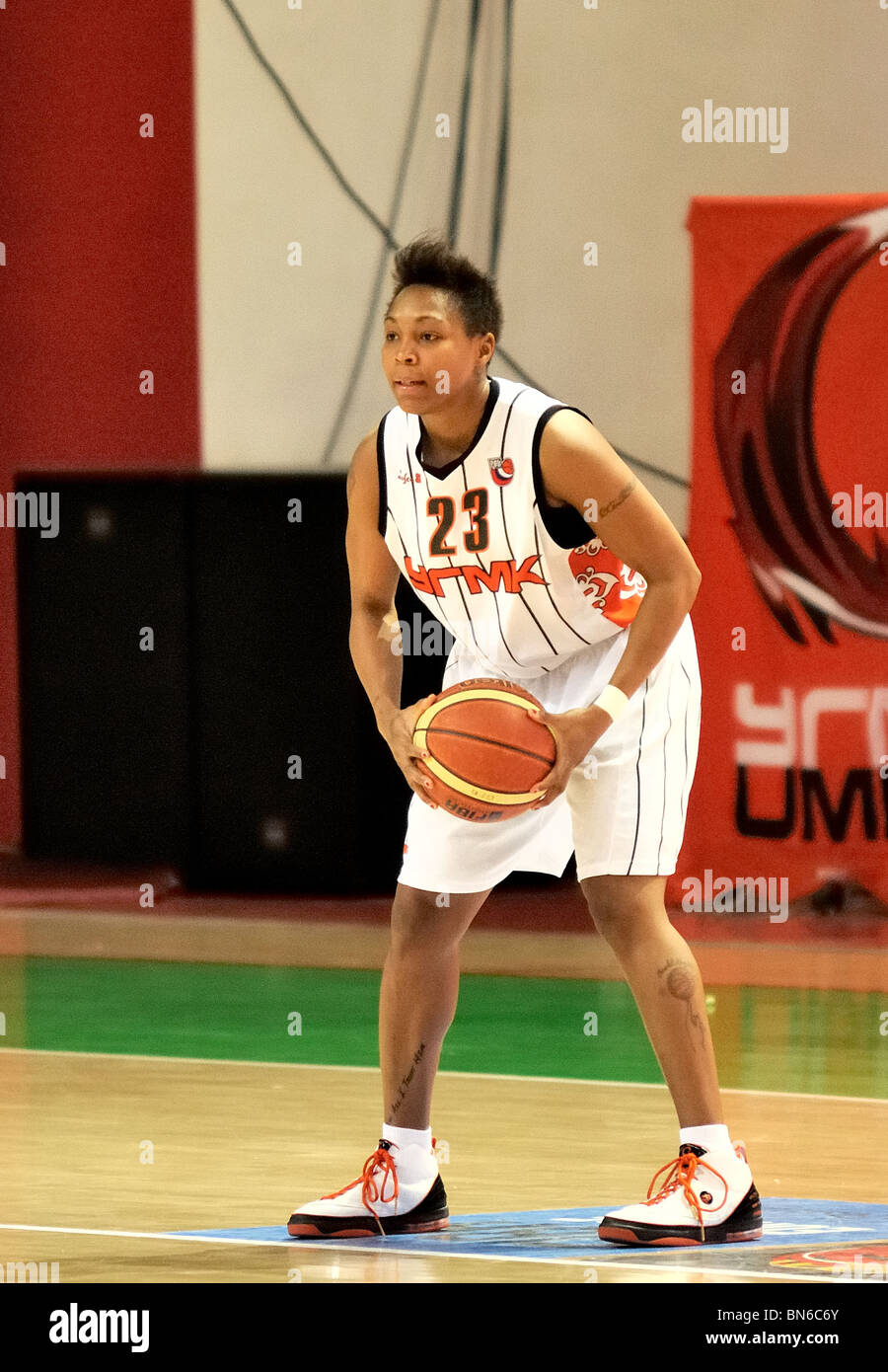 Cappie Pondexter #23 nimmt den ball Stockfoto