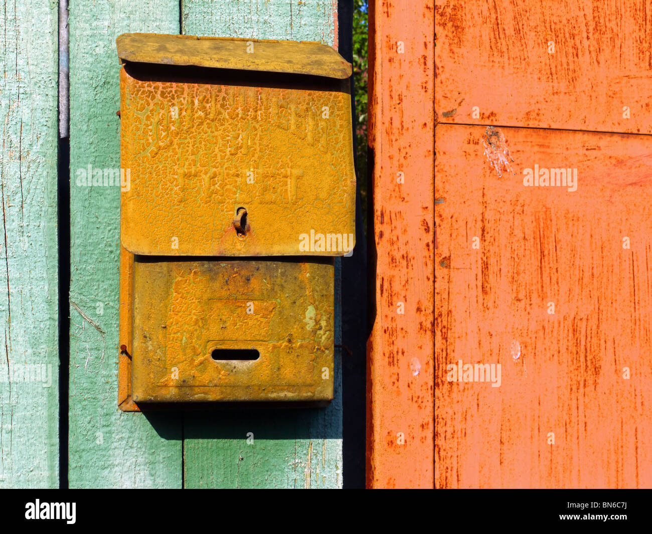 Alte rostige sowjetischen Postfach auf dem hölzernen Zaun in Moskau Ortsrand, Russland Stockfoto