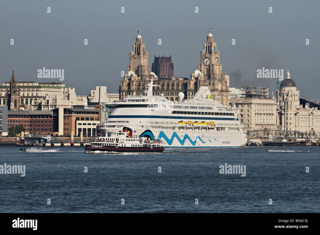 Liverpool Besuch Passagier Kreuzfahrtschiff AIDA AURA nach einem Tag abreisen wird vorbereitet. Stockfoto