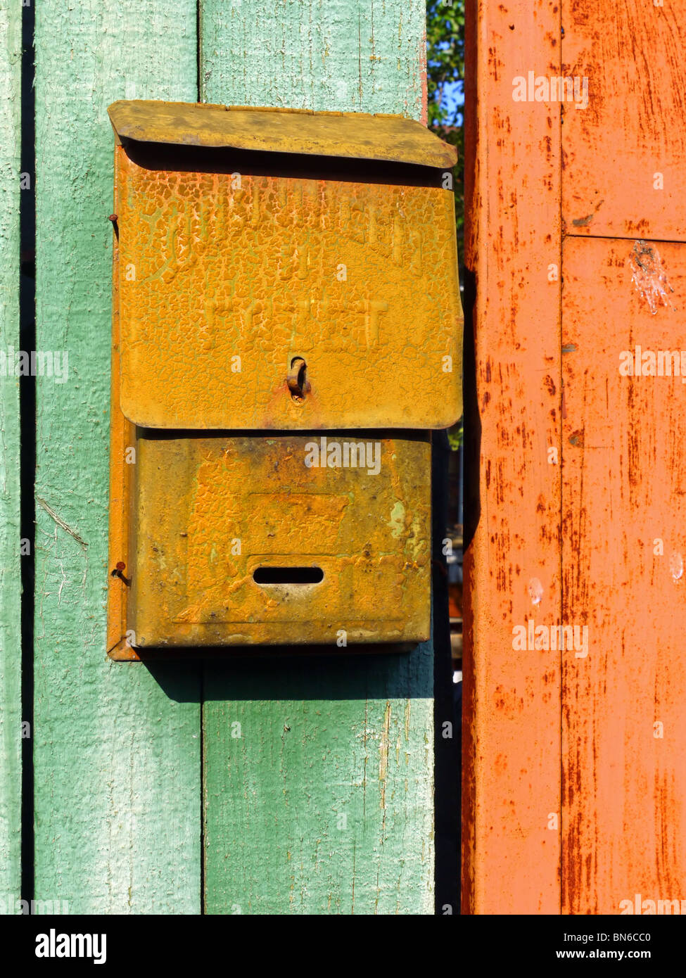 Alte rostige sowjetischen Postfach auf dem hölzernen Zaun in Moskau Ortsrand, Russland Stockfoto