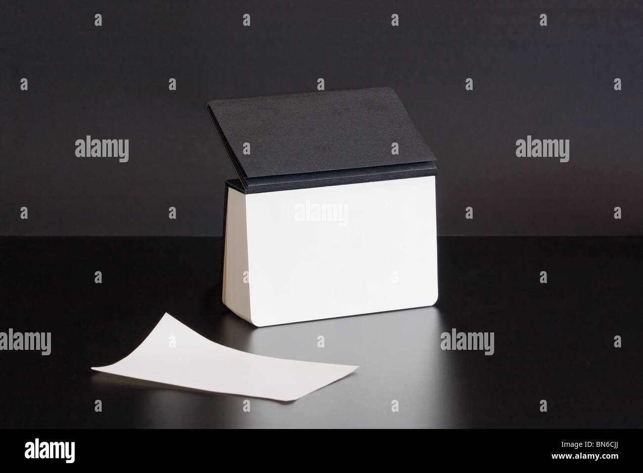 Schwarzer desktop-Kalender mit leeren Blatt Stockfoto