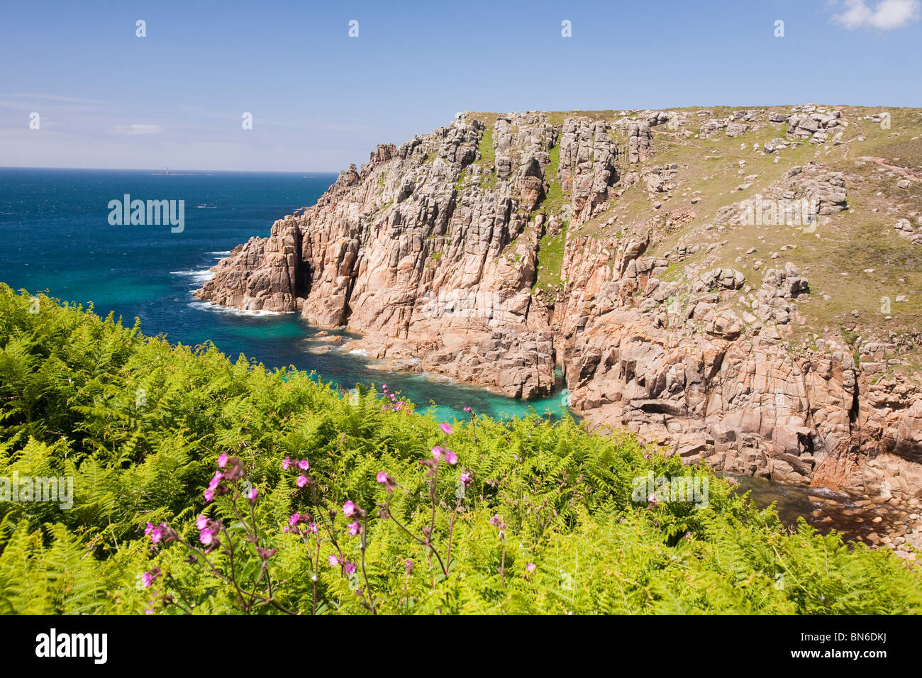 Kornische Küstenlandschaft an Gwennap Head mit Blick auf Lands End, Cornwall, UK. Stockfoto