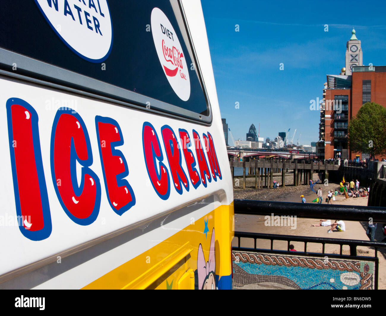 Eiswagen mit Oxo Tower im Hintergrund, London, UK Stockfoto