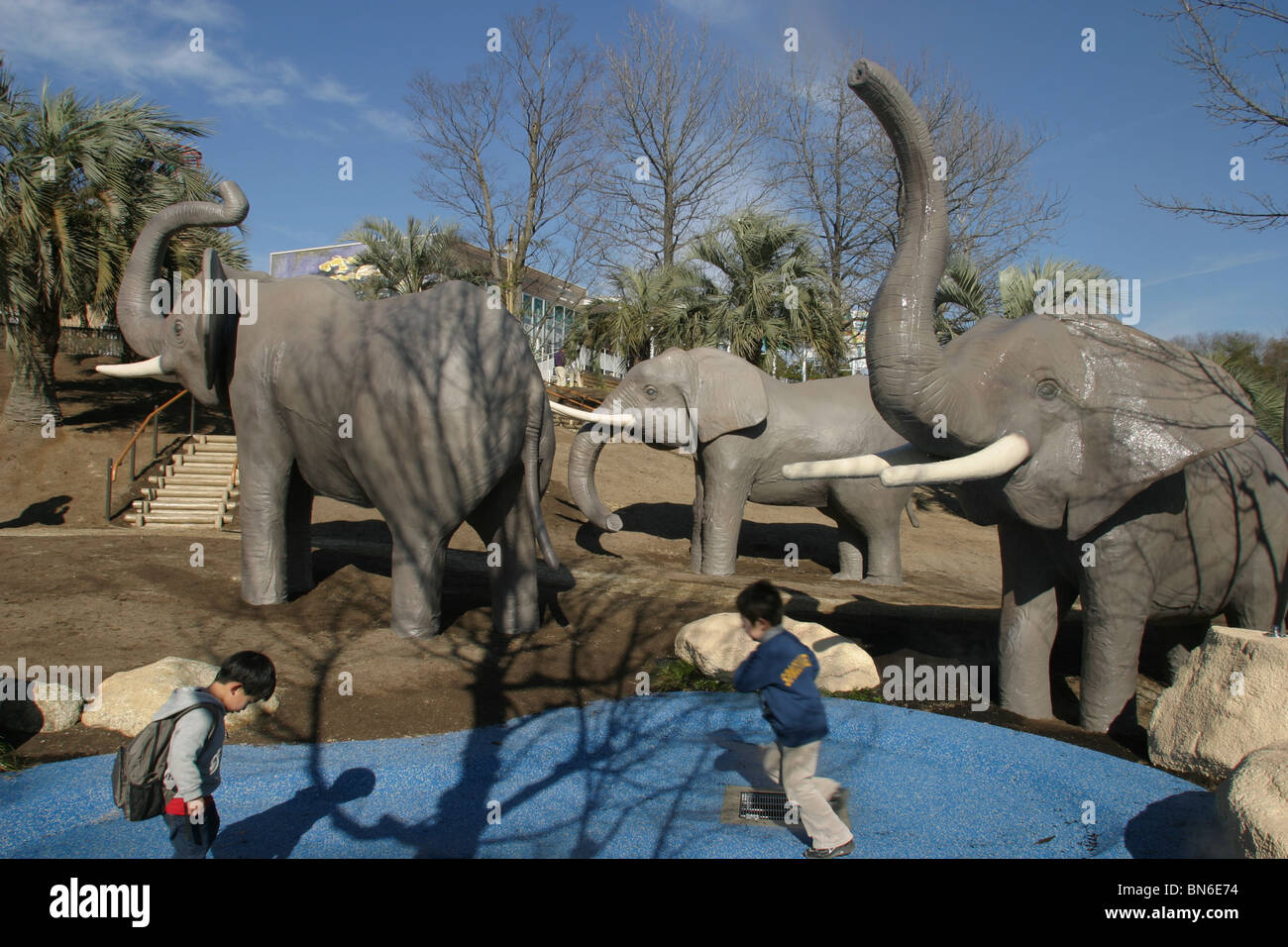 Safari Parkskulpturen von Tieren auf der Welt Expo 2005 in Aichi, Japan. 19.03.05 Stockfoto