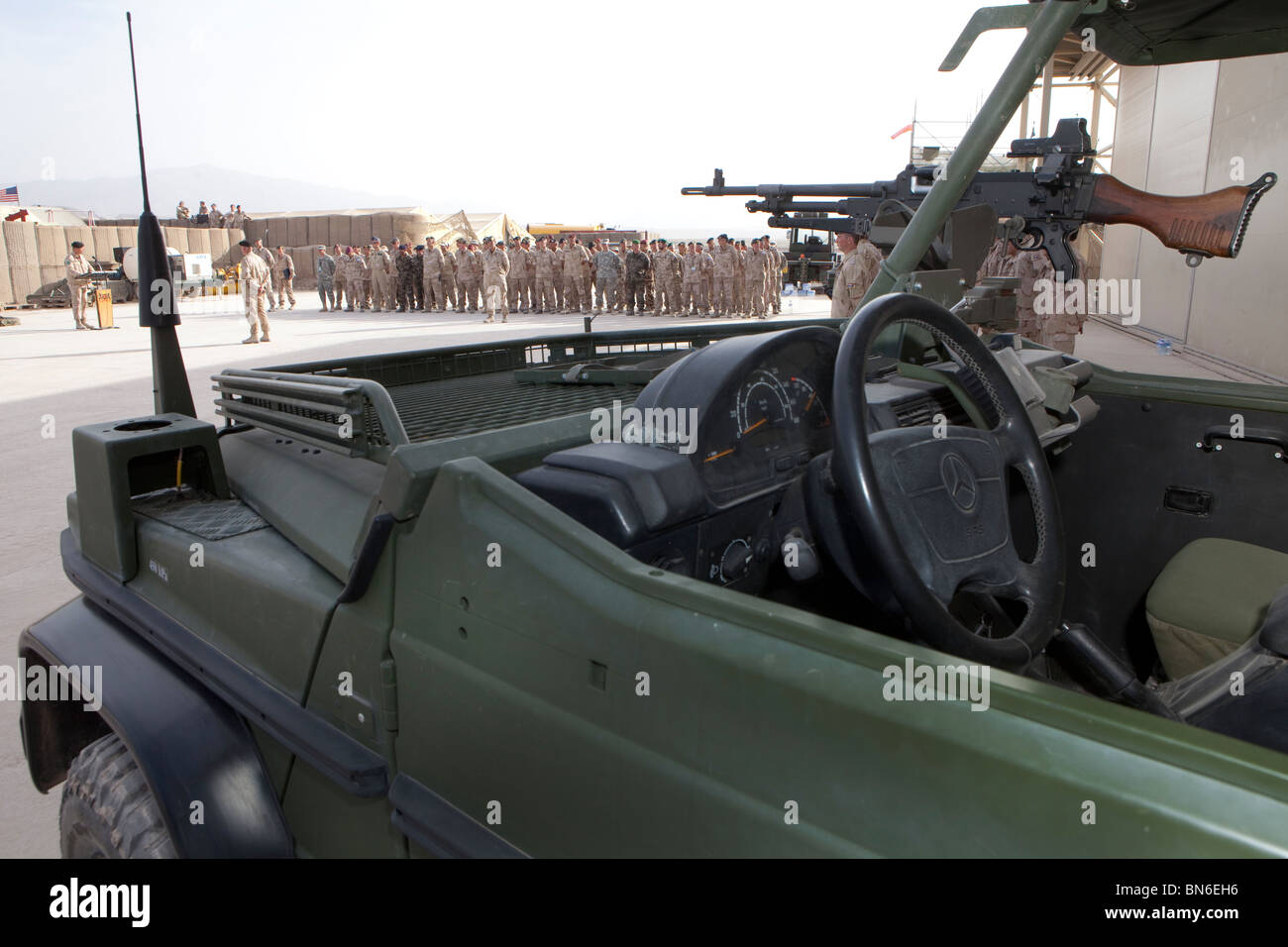 Niederländische Truppen in Uruzgan, Afghanistan erhalten die NATO-Medaille Stockfoto