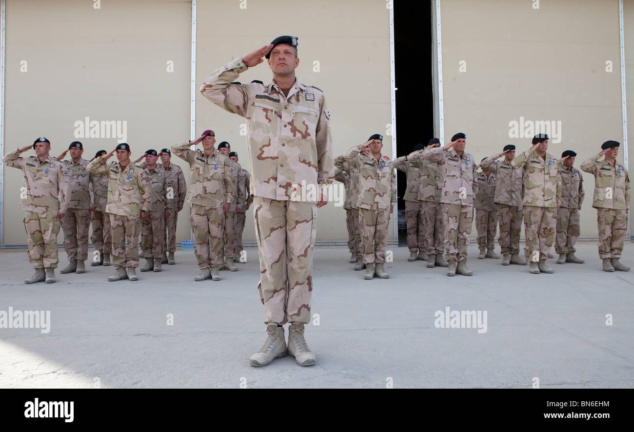 Niederländische Truppen in Uruzgan, Afghanistan erhalten die NATO-Medaille Stockfoto