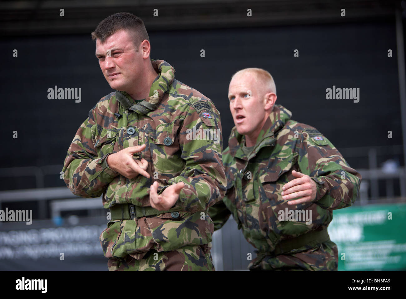 unbewaffneten Kampfes anzeigen Team von HM Royal Marines Commandos im Armed Forces Day 2010 in Bangor County Down Northern Ireland Stockfoto