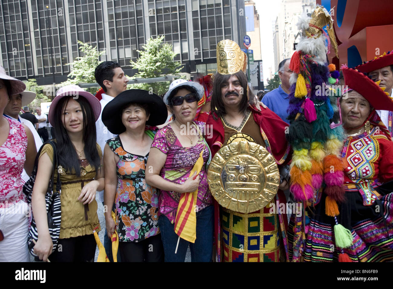 Internationalen Einwanderer Parade, New York: Portrait of Peruvian (R) und vietnamesische (L) Einwanderer in der 6th Avenue in New York City. Stockfoto