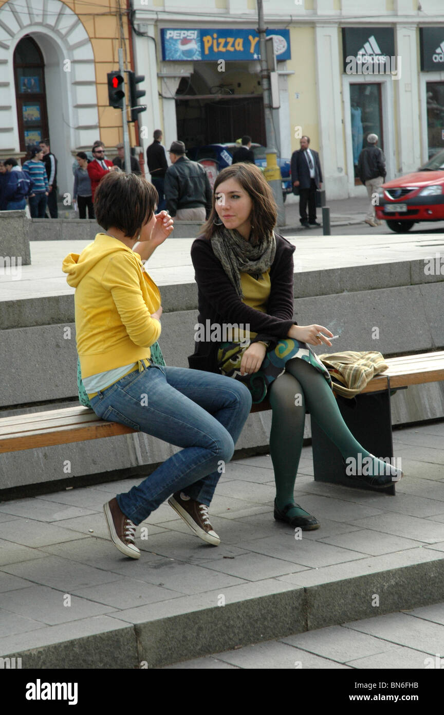 Zwei sitzende junge Frauen Chat in zentralen Cluz - Napoca, Rumänien Stockfoto