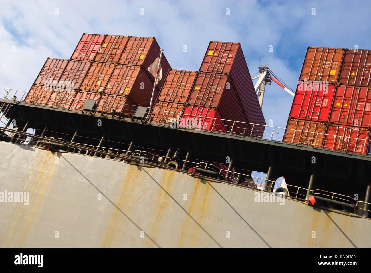 Stapel von Cargo Fracht-Container auf Schiff am Hafen-terminal Stockfoto