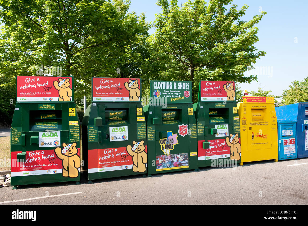 Reihe von Kleidung recyclingBehälter in einem Asda Supermarkt