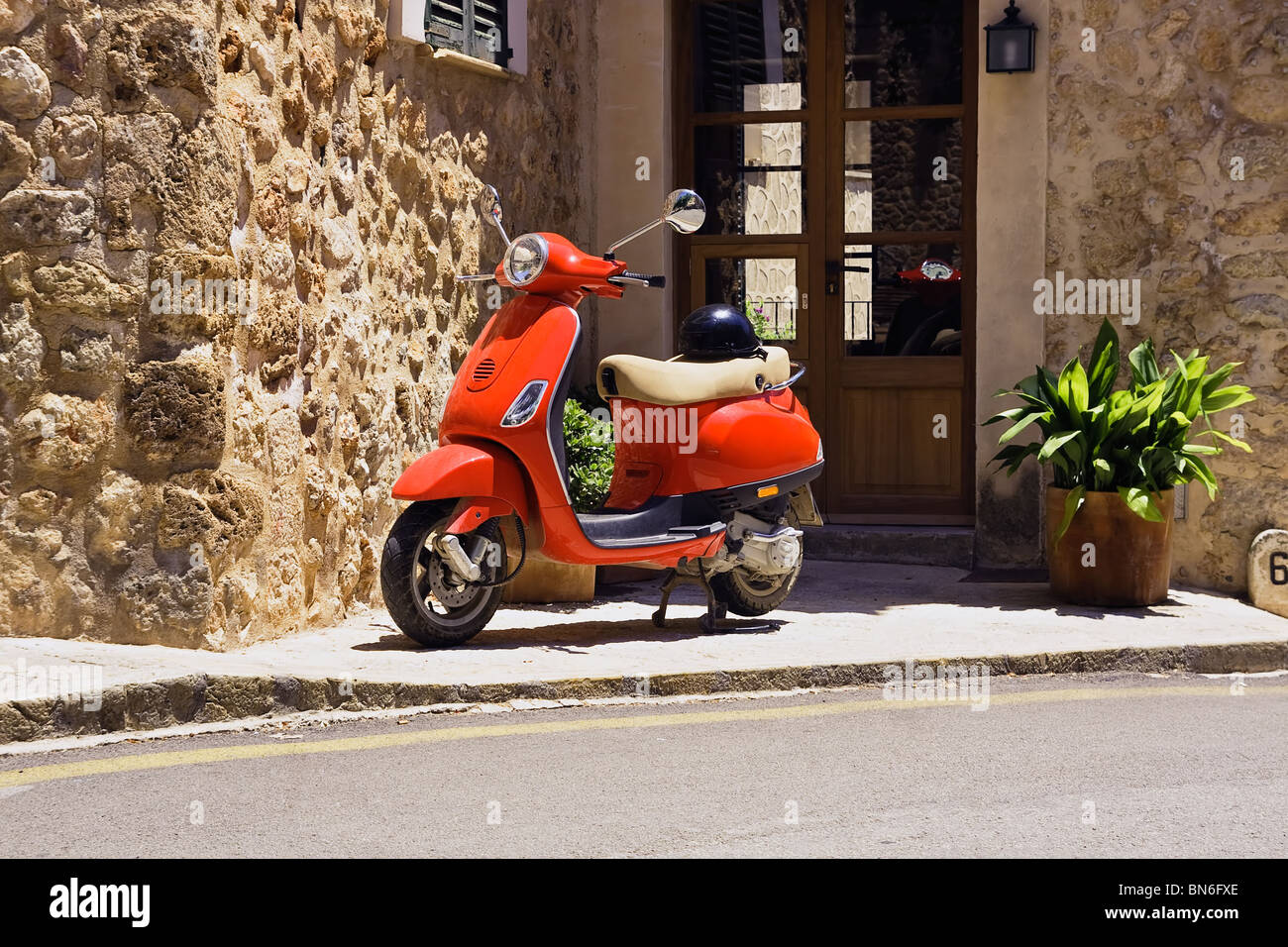 Roter Roller in Straße geparkt. Stockfoto