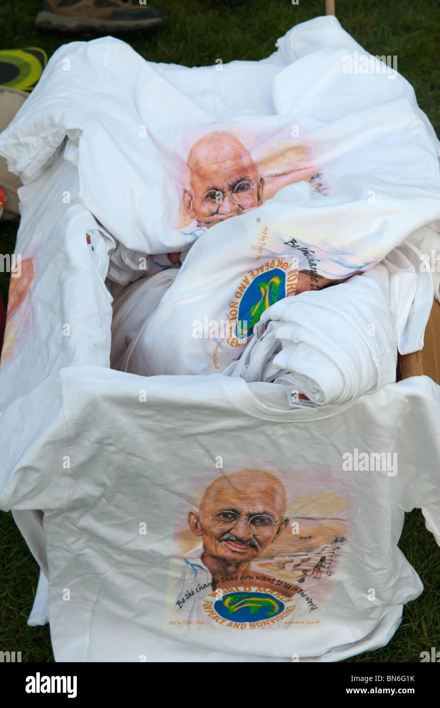 März für Frieden und Gewaltfreiheit - T-shirts mit Ghandi Bild Stockfoto