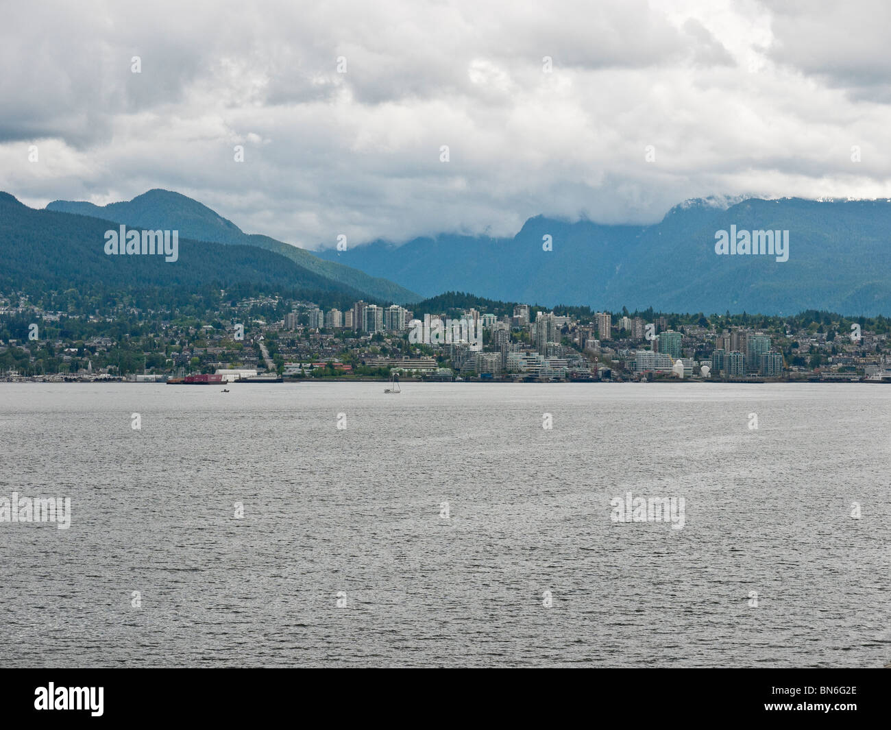 North Vancouver gesehen von Downtown Vancouver BC Kanada Stockfoto