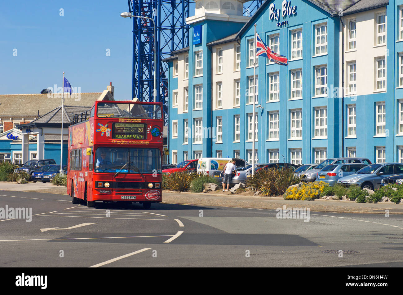 Open-Top-Tour-Bus vorbei das Big Blue Hotel-Blackpool Stockfoto