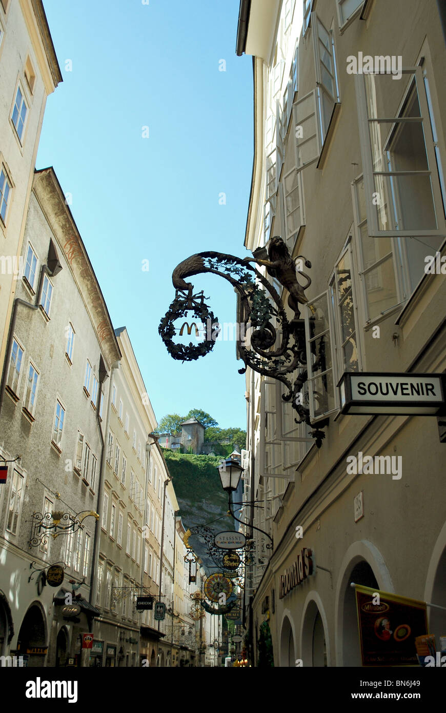 Ungewöhnliche Macdonalds anmelden Getriedegasse, zentralen Straße von Salzburg Stockfoto