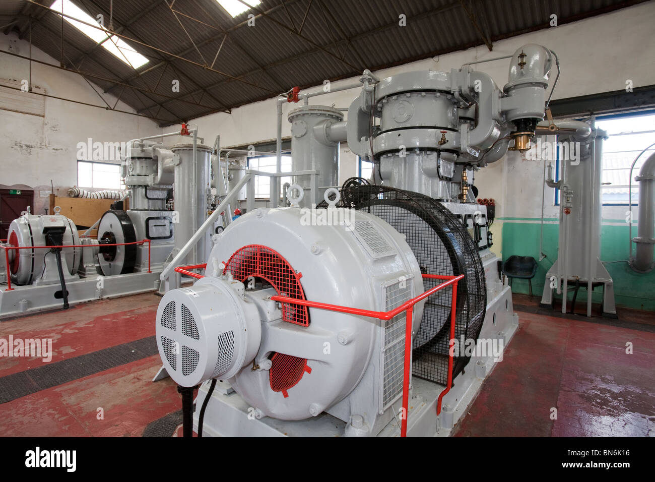 Der Kompressor Schuppen Geevor Mine in Cornwall, geschlossen im Jahr 1990, die letzten Arbeiten Tin mine in Cornwall, und ist heute ein Museum. Stockfoto