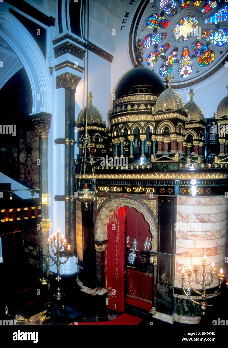 Die Arche der New West End Synagoge im Norden von London, mit Vorhang halb gezeichnet, die Schriftrollen zu offenbaren Stockfoto