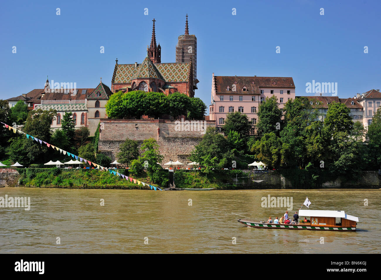 Kabel-Fähre über den Rhein in Basel (Basel, Basel, Basilea) Schweiz mit Basler Münster (Kathedrale) im Hintergrund Stockfoto