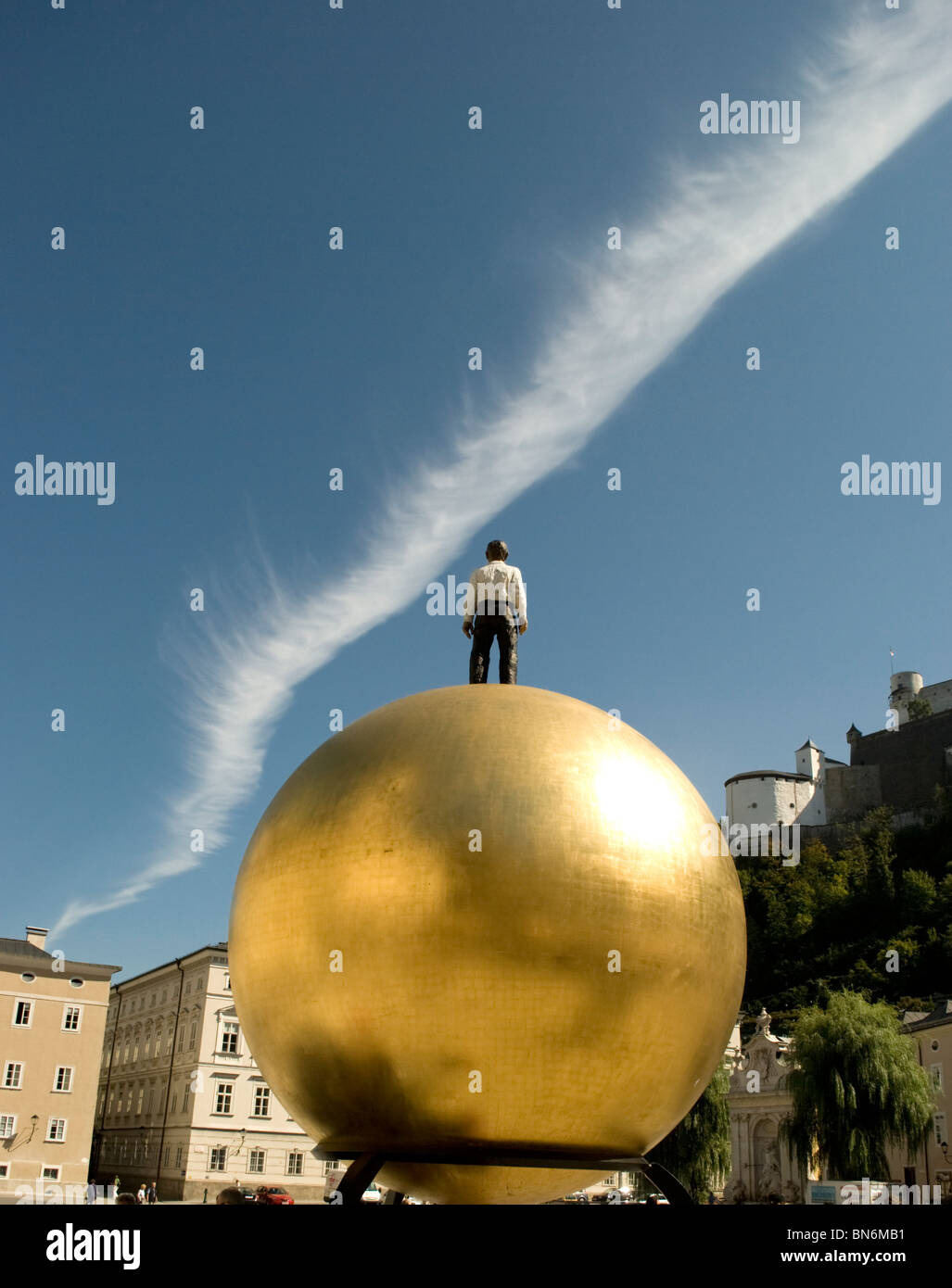 Goldene Kugel-Denkmal am Kapitelplatz Square, Salzburg. Festung (Festung Hohensalzburg) im Hintergrund Stockfoto