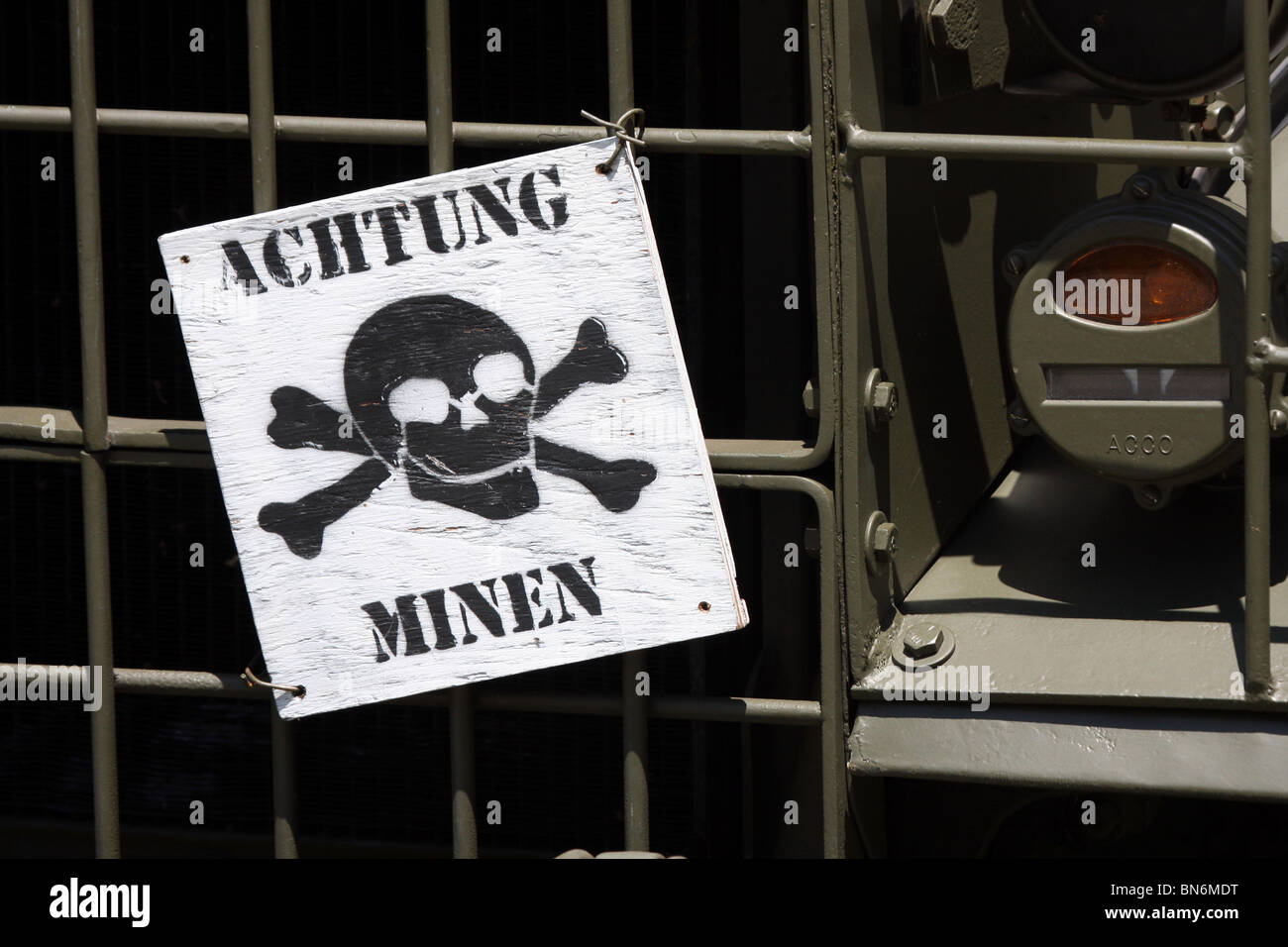 Achtung Minen Zeichen Auf Einem Ww2 Jeep Was Bedeutet Vorsicht Minen Oder Aufmerksamkeit Gefahr Minenfeld In Deutscher Sprache Stockfotografie Alamy