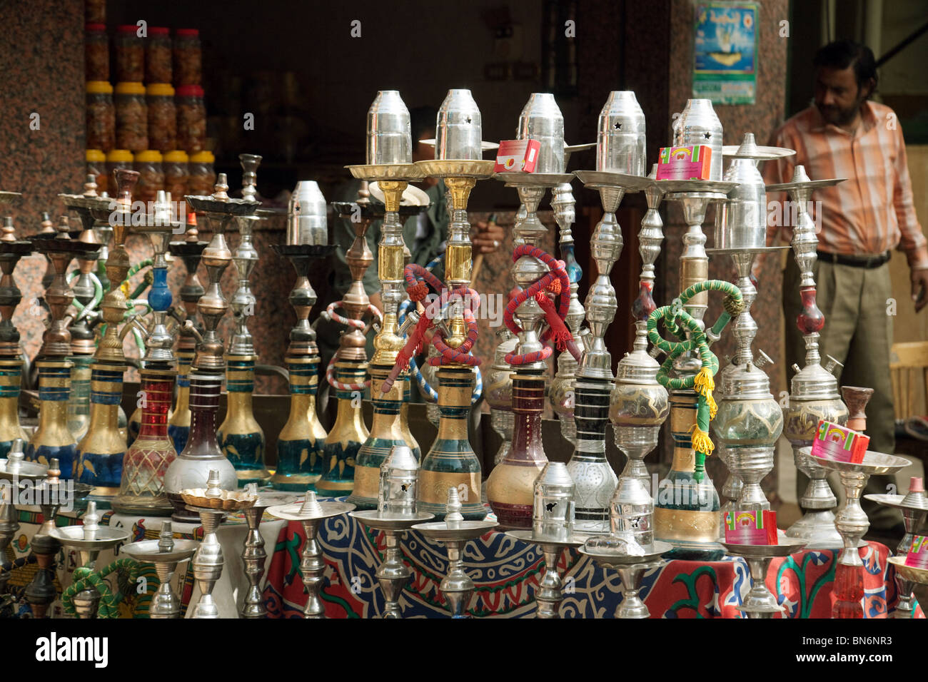 Shisha-Pfeifen oder Hookah-Pfeifen zum Rauchen, zum Verkauf auf dem Assuan-Markt, Assuan, Oberägypten Stockfoto