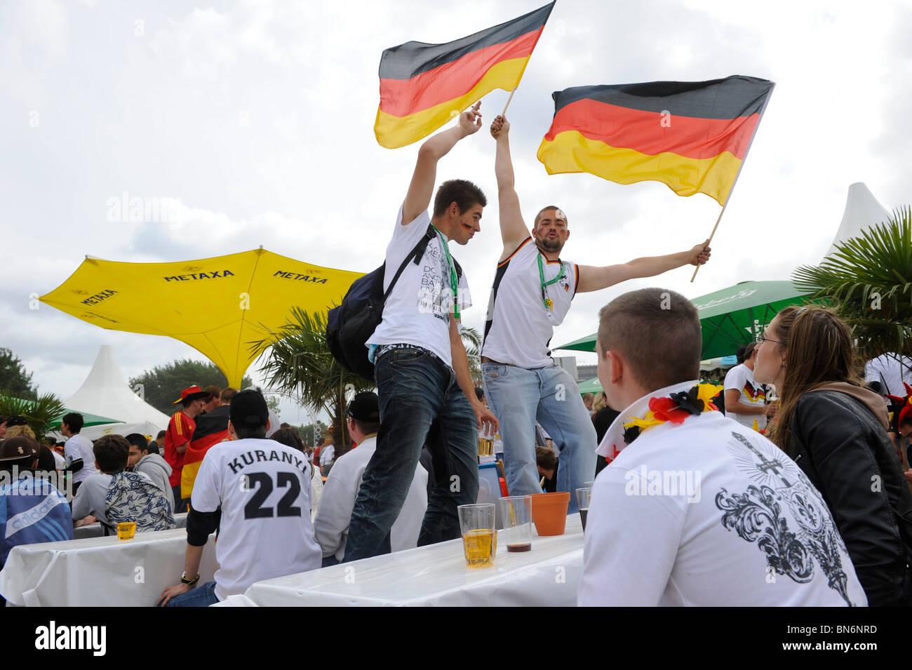Deutschland Hamburg St. Pauli, deutsche Fans beim public Viewing der WM 2010 in Südafrika, Spiel Deutschland - Serbien Stockfoto