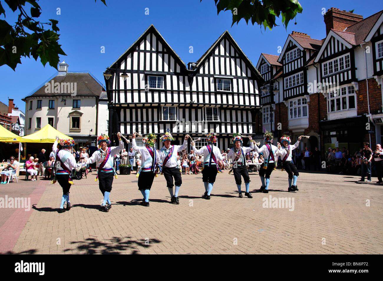 Cotswolds Morris tanzen Anzeige, Marktplatz, Evesham, Worcestershire, England, Vereinigtes Königreich Stockfoto