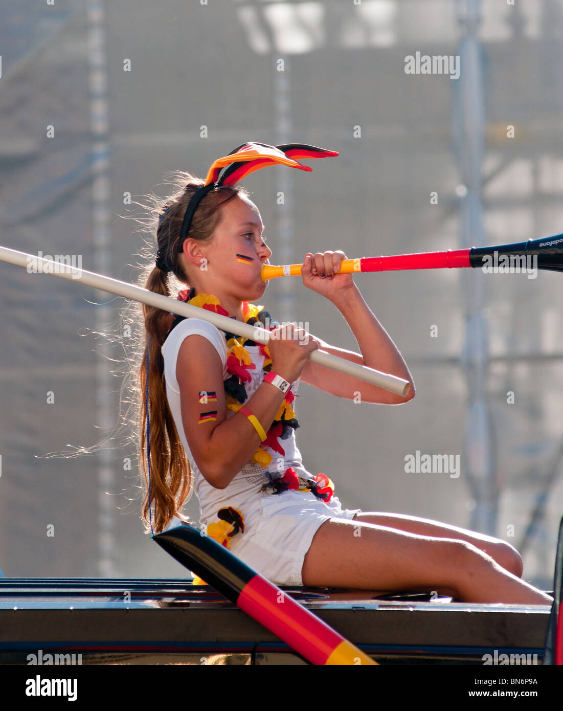 Ziemlich deutschen Fußballfan weht eine Vuvuzela Trompete Horn bei einem Sieg bei der WM 2010. Stockfoto