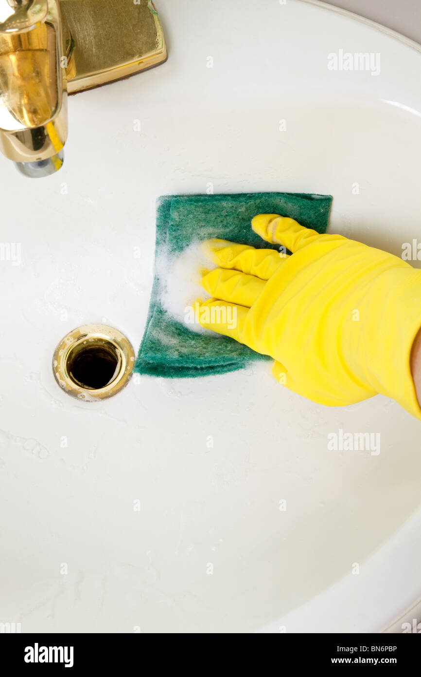 Reinigung der Badezimmer-Fliese Waschschüssel hautnah Stockfoto