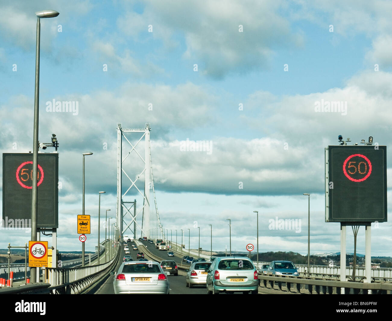 Verkehr beim Überqueren der Straße weiter zu überbrücken, South Queensferry, Edinburgh, Scotland, UK Stockfoto