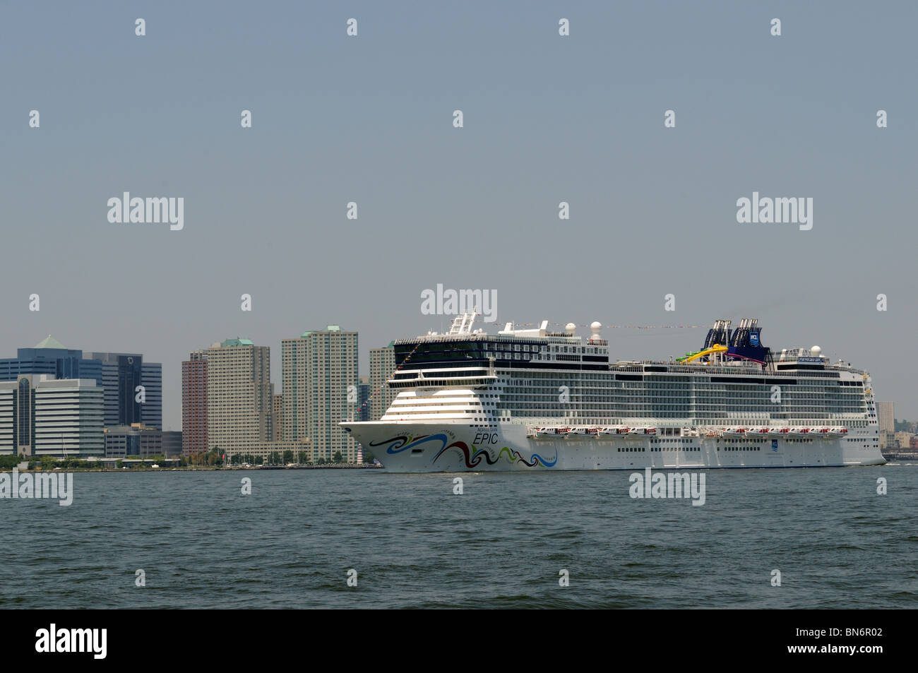 Norwegian Epic hinunter den Hudson River nach konstituierenden Zeremonien in New York City. 5. Juli 2010 Stockfoto