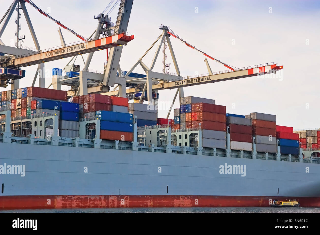 Entladung riesigen Cargo Fracht Containerschiff im Hafen-terminal Stockfoto