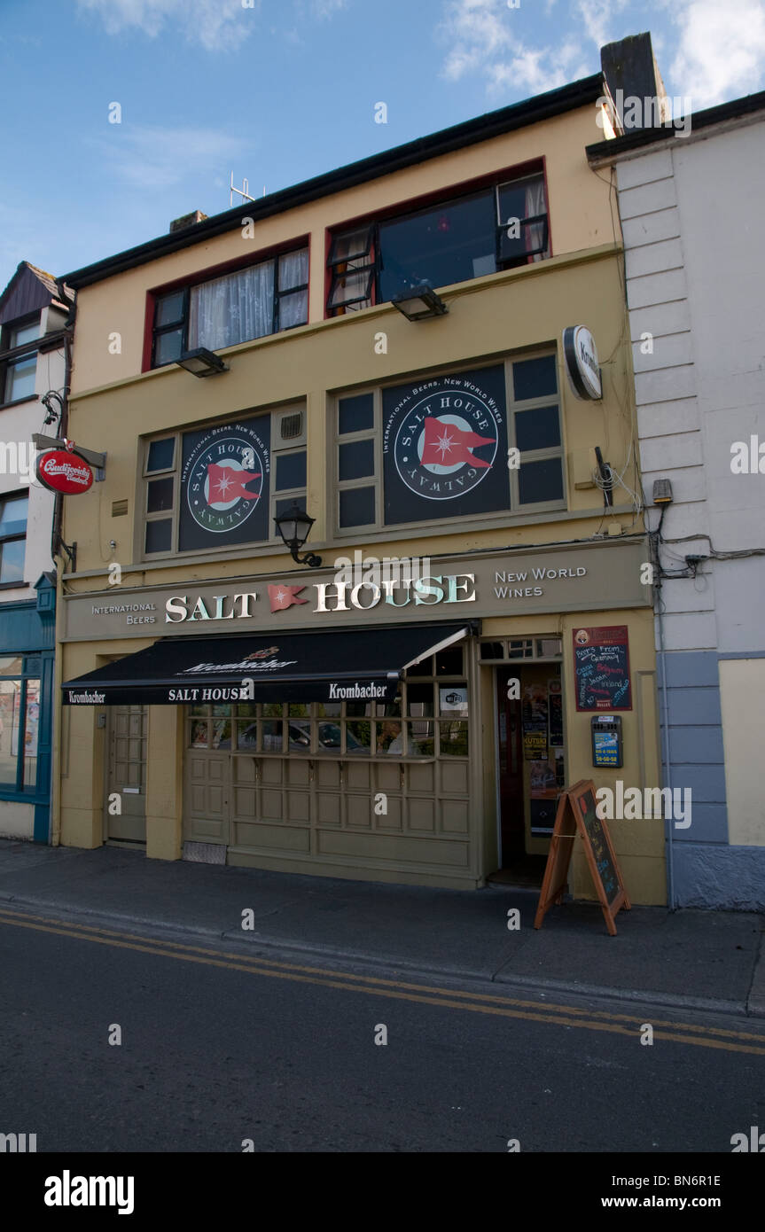 Das Salzhaus Pub in Galway, Irland - bekannt für seine Auswahl an Bier und konditioniert Fass Bier Stockfoto