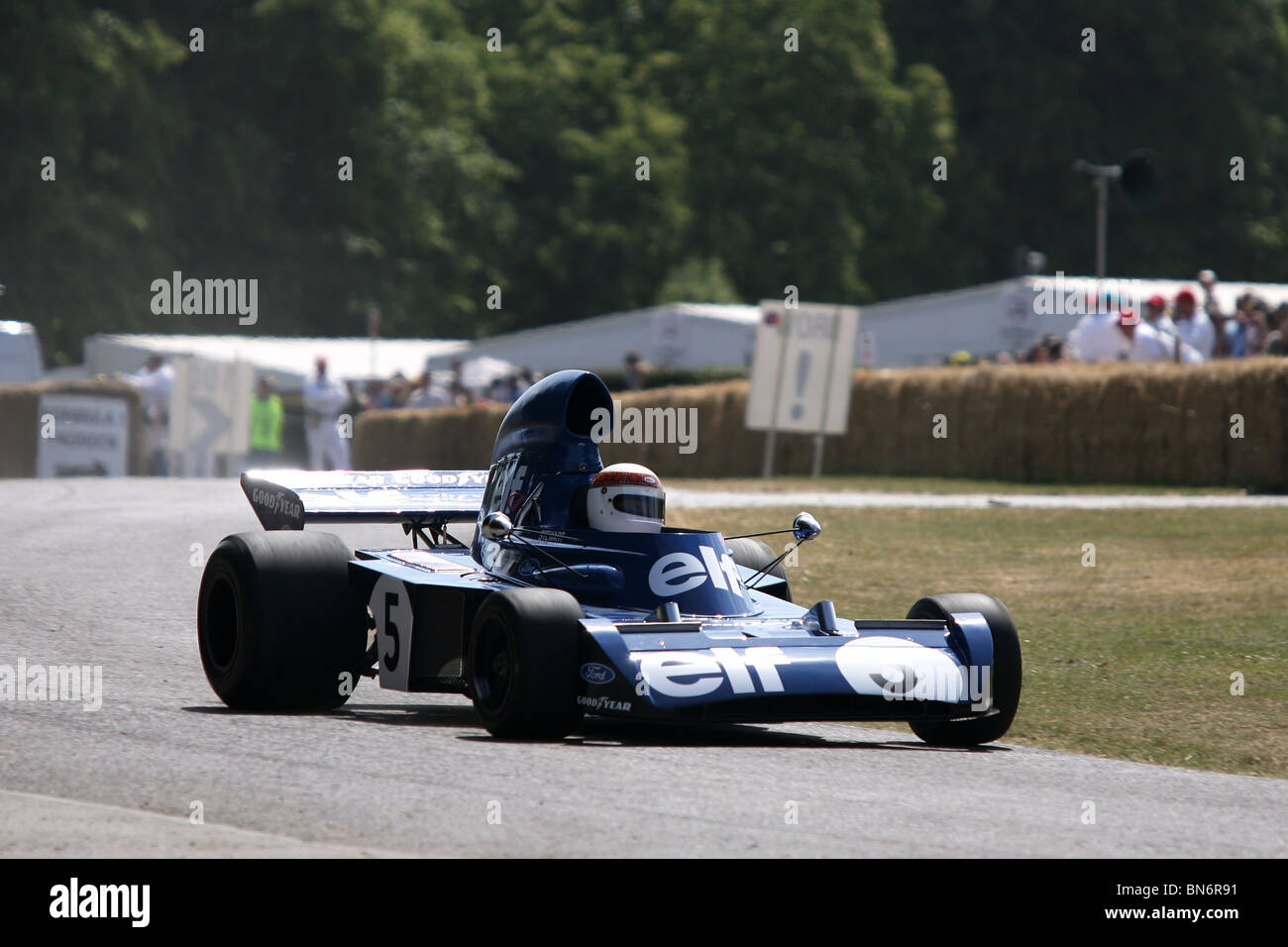 Sir Jackie Stewart treibt sein Tyrrell F1 Auto bergauf auf die 2010 Goodwood Festival of Speed. Stockfoto