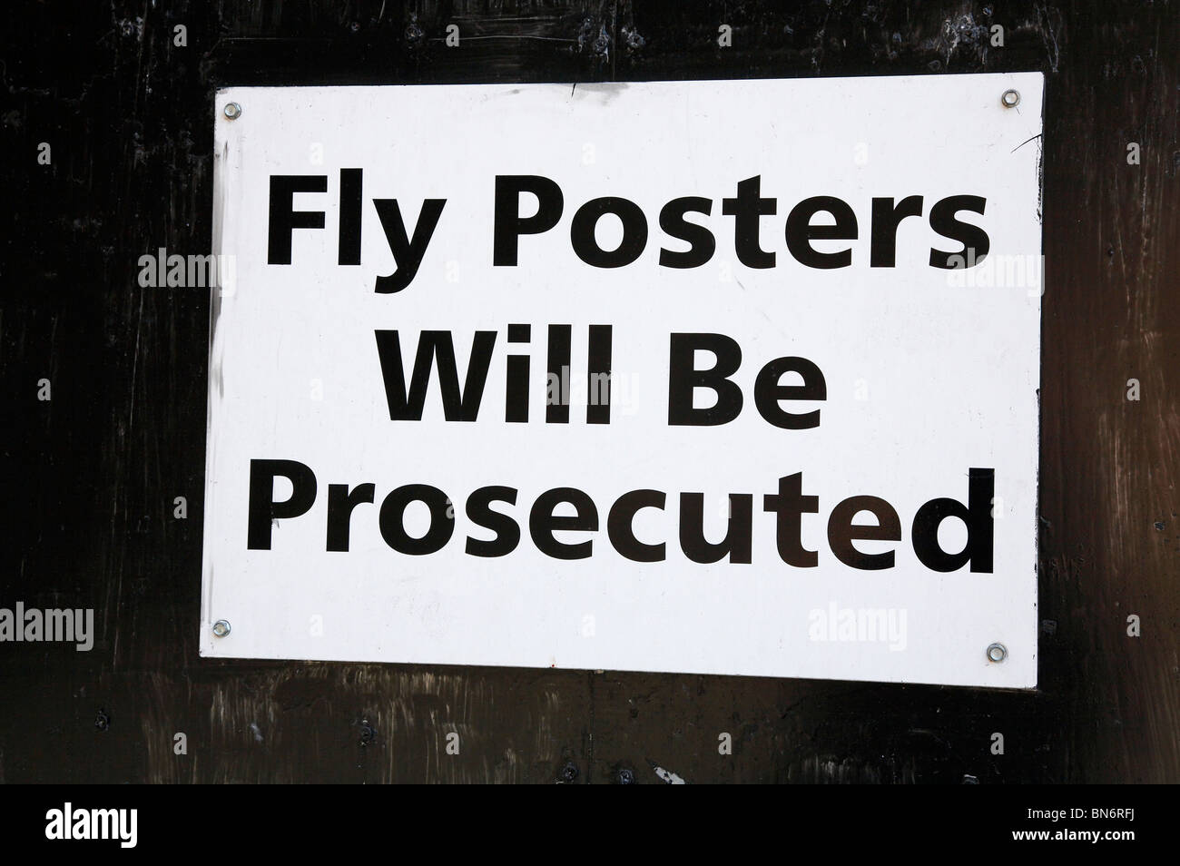 Warnzeichen, die sagen, dass Sie, die Plakate zu fliegen und strafrechtlich verfolgt werden Stockfoto