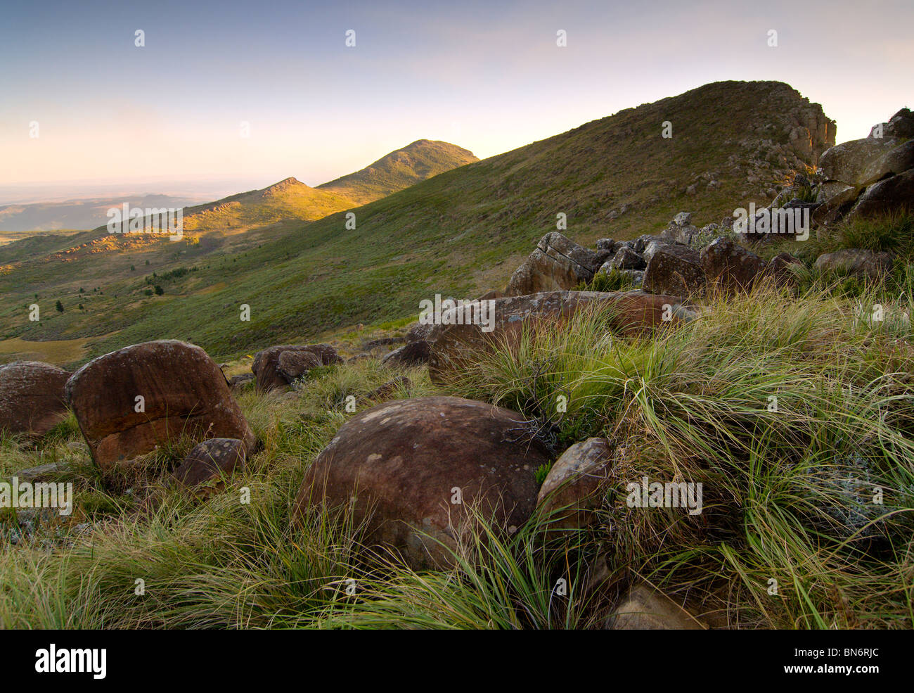 Low Angle View von Hog 1 und 2 Berge. Die HOG-Gipfel sind eine prominente Reihe von drei Gipfeln in Richtung Ende der Amatola Berge Stockfoto