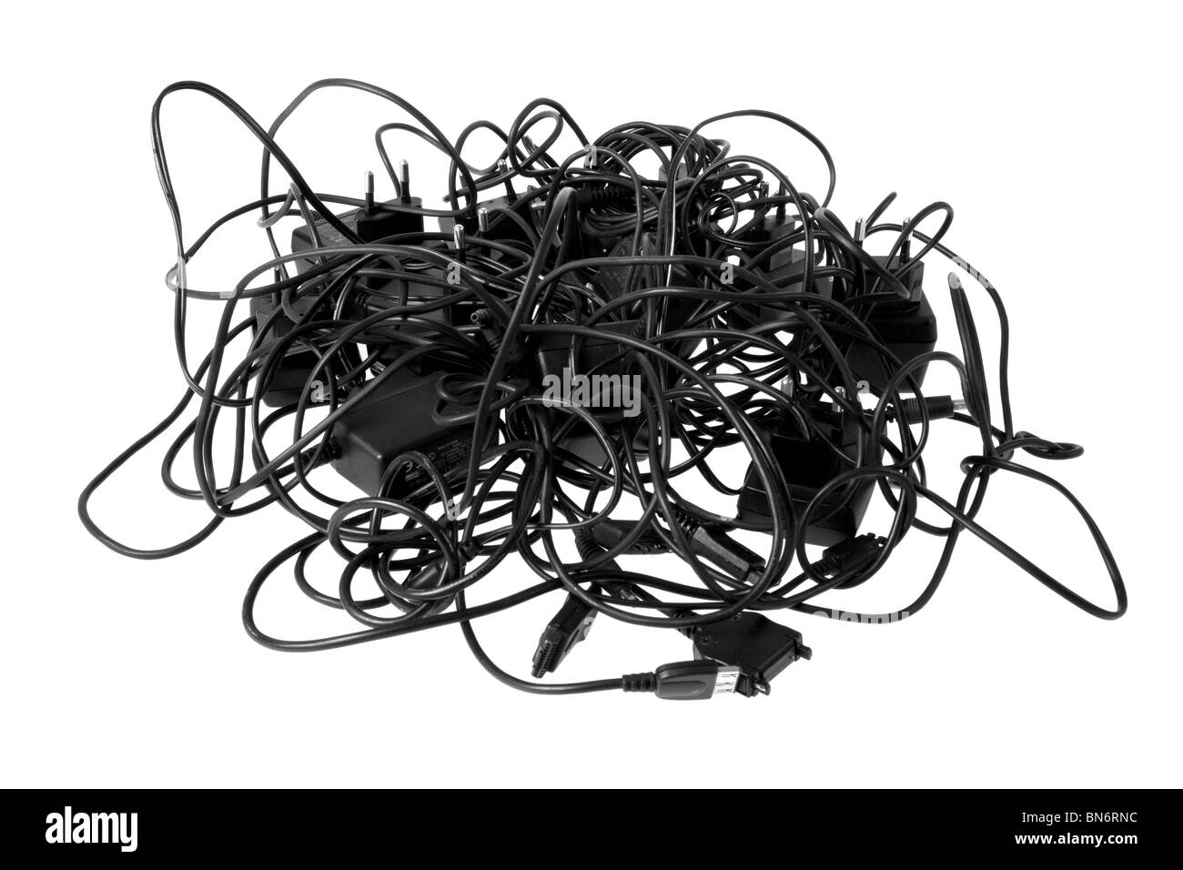 Kabelsalat und Anschlüsse zur Veranschaulichung komplexer Probleme und Hindernisse. Stockfoto