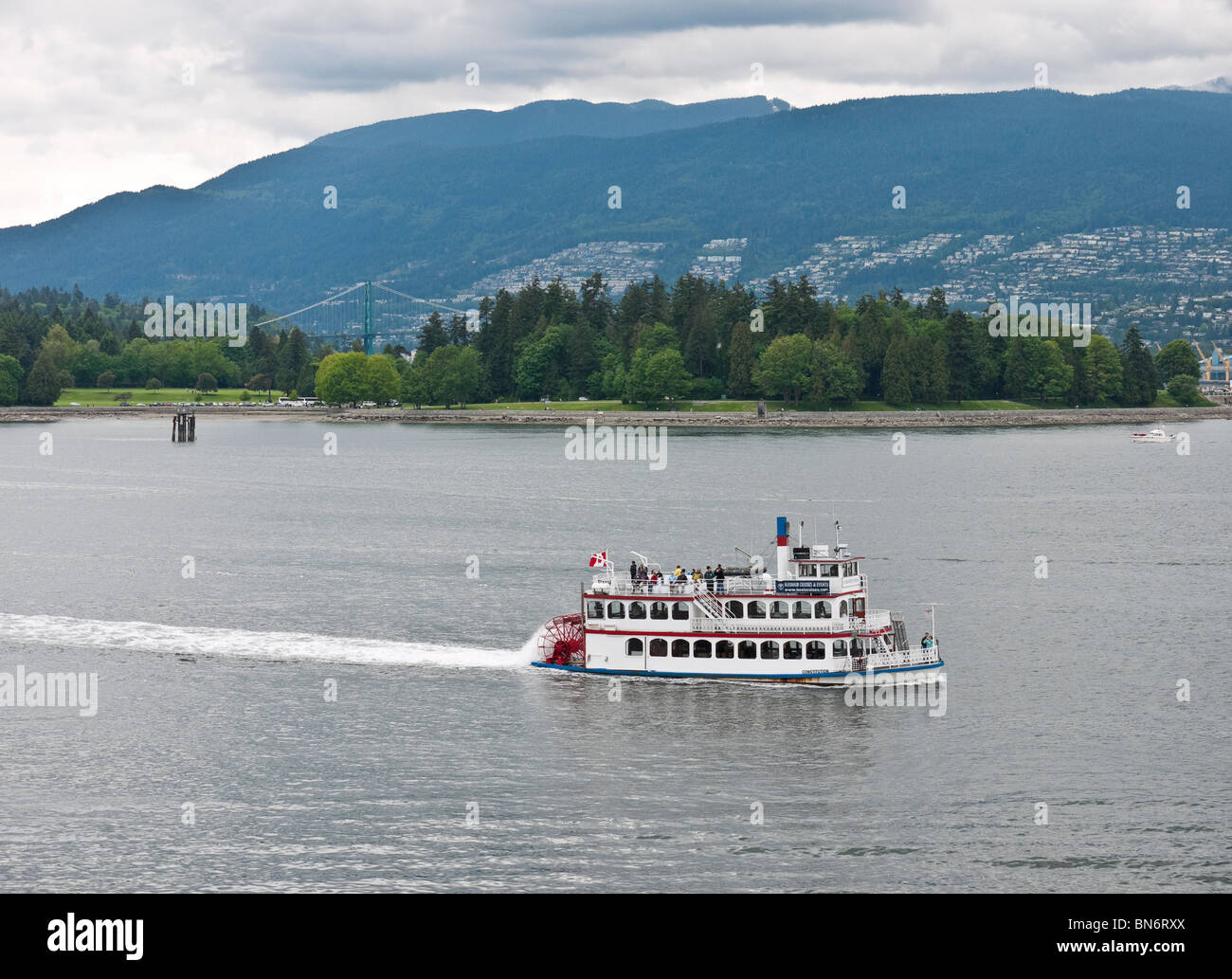 Ein Tourist-Dampf-Paddelboot kreuzt Burrard Inlet infront von Stanley Park. Downtown Vancouver BC Kanada Stockfoto